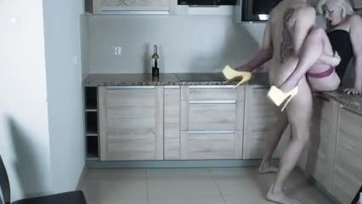Amatőr amatőr pár aktusa a konyhában Thumb
