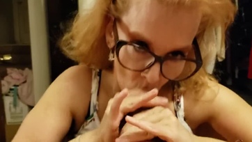 Szemüveges tanár nő szopikálja a tini srác dákóját Thumb