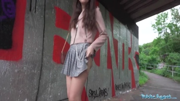 Az nagyon bájos gimnazista lányka a szabad levegőn kapta be az utcaügynök méretes faszát Thumb