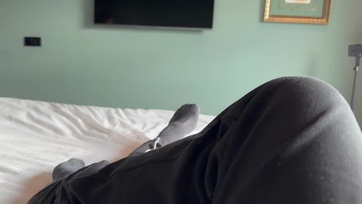 Meghesszeltem a mostohahúgomat zuhi közben majd megtaperoltam a domború sejhaját az ágyikóban Thumb