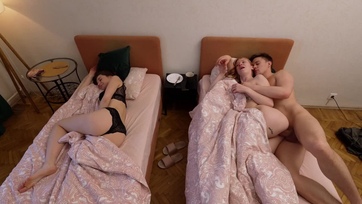 Végighallgatta hogy mellette kúrnak majd ráröppent a lakótársnője vonzó pasijára a felizgult picsa Thumb