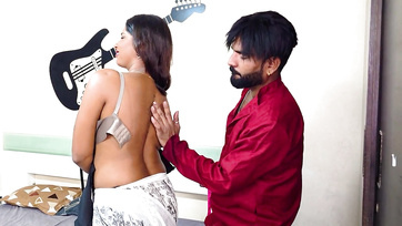 Lemeztelenítette a kívánós egyiptomi bulát és elkezdte puszilgatni a méretes cickóit Thumb