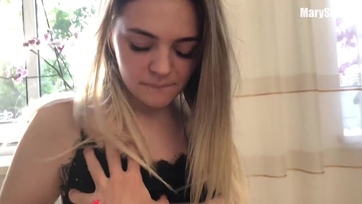 Nekivetkőzött az koleszos leányzó és elkezdett szopdosni miután az iskolatársa megtapogatta a melleit Thumb