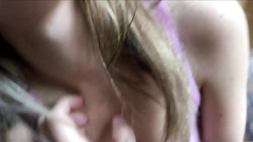 Már javában masztizott a bűbájos mostohahugim mikor hazataláltam következésképp engedtem hogy megugrálja a fütykösömet Thumb