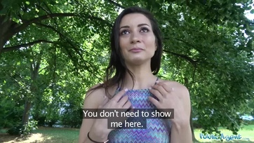 Egy kis zsetonért cserébe megmutizgatta a cicijeit az olaszországi bébi és még a pajszert is megnyálazta Thumb