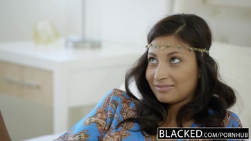 A kisdidkós iraki cicababa megcumizgatta és meglovagolta a magánsofőre jó nagy színesbőrű farkát Thumb