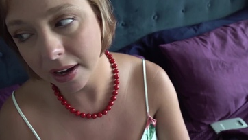 A jókora mellekkel megáldott nevelőanyukám begerjedt miközben simogattam majd elkezdett szopikálni Thumb