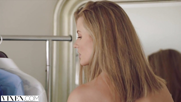 Kéjnedves pinácskával félmeztelenül várta haza a sármos jómódú barátját a szőke cicababa Thumb