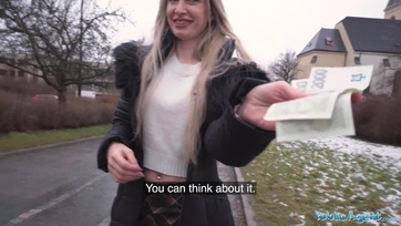 A gyönyörű férjezett milf sunácska egy kis kp-ért hajlandó volt felmenni a szállóba az ügynökkel Thumb