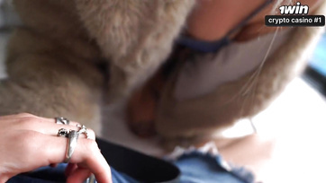 A szexis nevelőanyucim elhívott a nappaliba és miután megsimogattam a lábfejét, rácuppant a faszomra Thumb