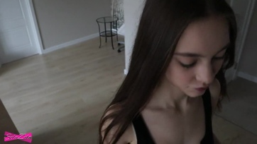 Amint hazajött a srác lekuporodott a tüneményes fiatal leányzó és elkezdte szeretgetni a dagadó pajszerét Thumb