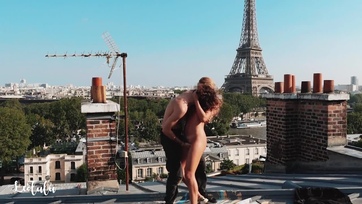 Felédesgettem a buja cicusomat a háztetőre és egy fergetegeset geciztem a pucér picsájára Thumb