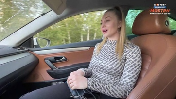 A tündibündi stoppos spiné megvillantgatta a melleit majd a popócskáját és baszással tejelt a taxiért Thumb