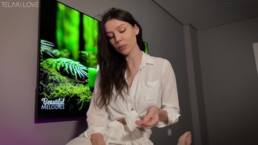 Villámtempóban rászorított a kliense erektált szerszámára a tüneményes sunci majd elfordult és beleült Thumb