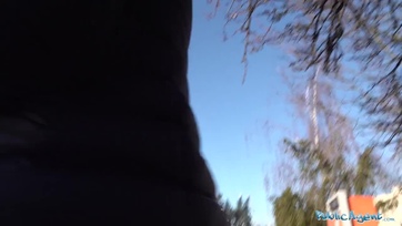 Egy kis készpénzért elment a fotózásra a dögös romániai bige és a lábacskáit is szétnyitotta Thumb
