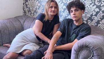 A faszimádó milf anyu leöltöztette a 18 éves neveltkölykét hogy megcumikázza a faszát Thumb