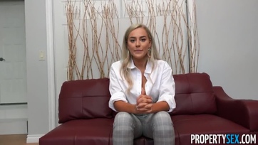 Először lemeztelenítette majd belenyalt a cukimuki ingatlanszakértő leányzó finom cunijába Thumb