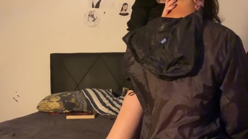 Rácsücsültettem a faszomra a munkaadóm nagypicsájú rocker lányát miután egy cseppet megcumizgatta azt Thumb