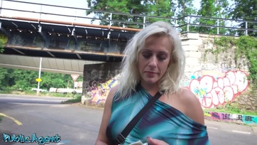 A gyári cicijű szöszke milf a téren cummantott és dugott, a végén pedig az arcocskájára sprickoltak Thumb