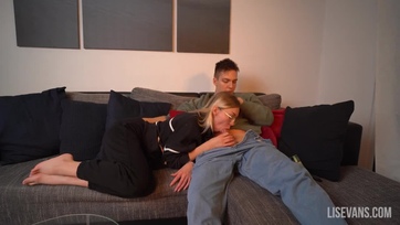 A 18 éves szöszke fruska konzolozás közben hála istennek kapható volt egy szopikázásra és szexre Thumb